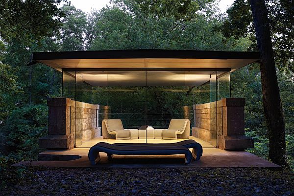 Chaise longue moderne dans le jardin