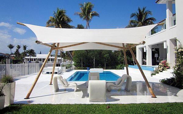 Chaise longue chic au bord de la piscine