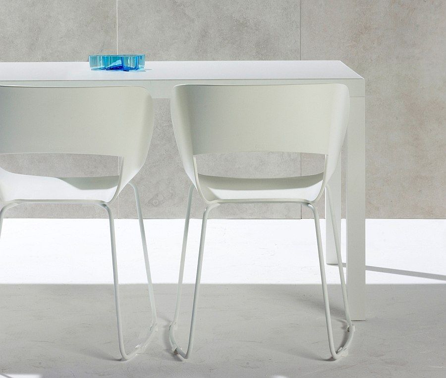 Красиви дизайнерски столове в бяло
