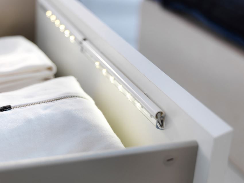 Выдвижные ящики белого шкафа с подсветкой от IKEA