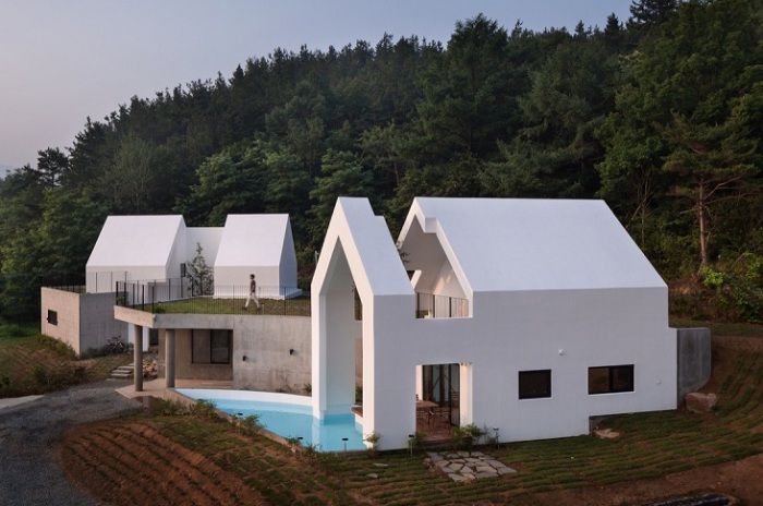 Baomaru House é uma casa parcialmente construída em uma colina.