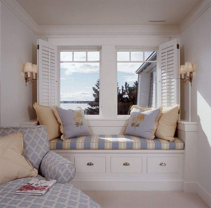 Декорация на перваза на прозореца с мек диван, който ще създаде специално настроение.