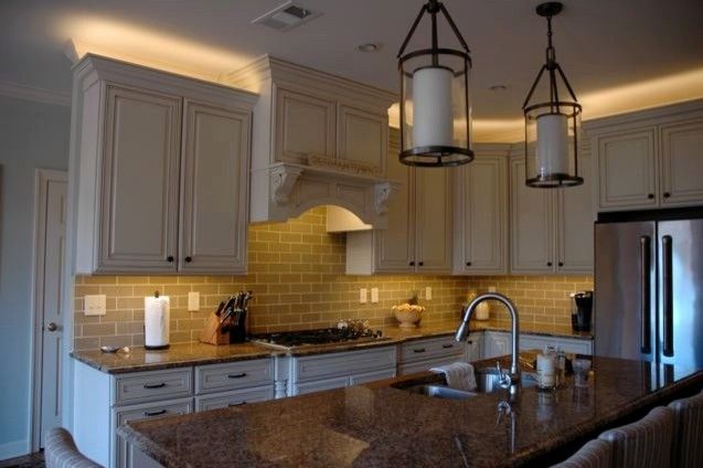 Подвесные светильники в интерьере кухни