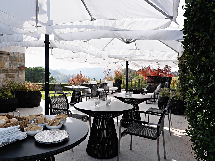 Meubles noirs sur la terrasse