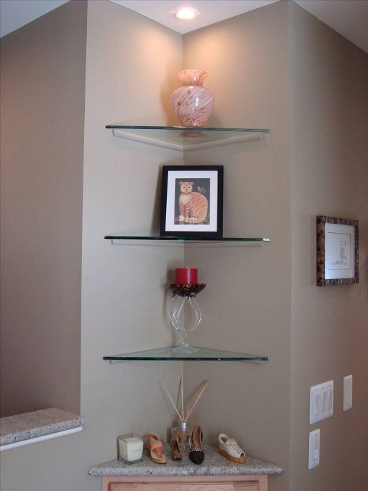 Corner shelves: simplicity and functionality.