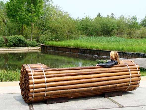 Beau banc de parc en bois