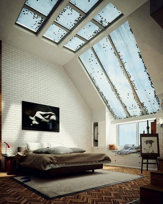 Makuuhuonetilan määrittelee jyrkän ja suuren kattoikkunan sijoittaminen, joka lisää valoa huoneeseen.