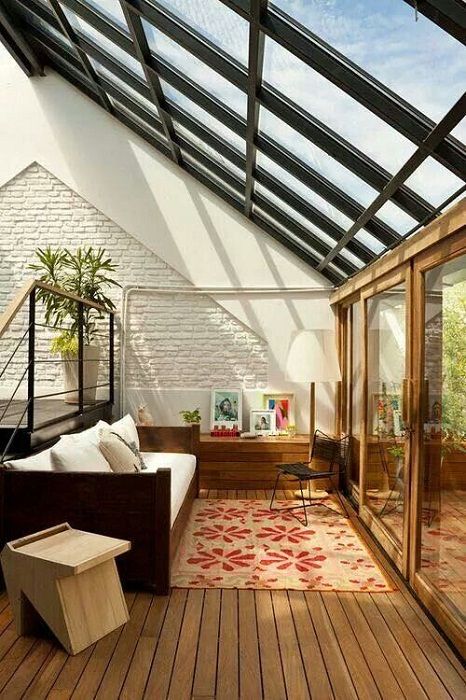 Интериорът на хола, който се намира под таванското помещение, изглежда много хубав и практичен.