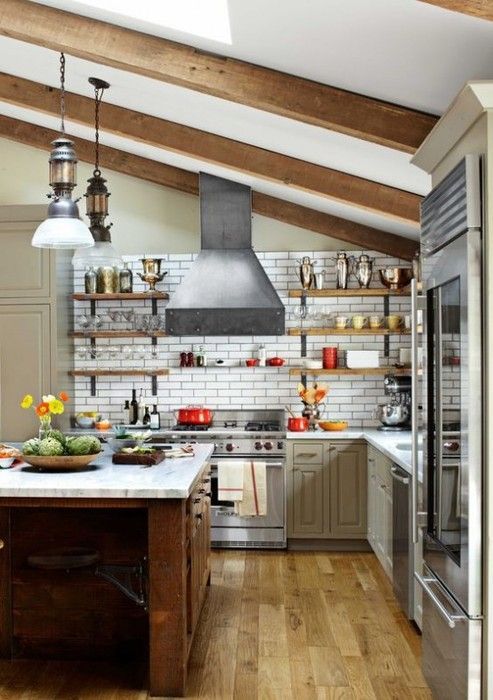 Възможно е да поставите кухнята под покрива на къщата, което ще бъде най-доброто решение и ще оптимизирате пространството.