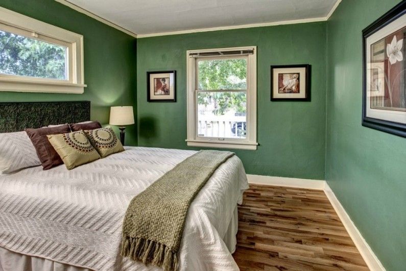 غرفة نوم باللون الأخضر