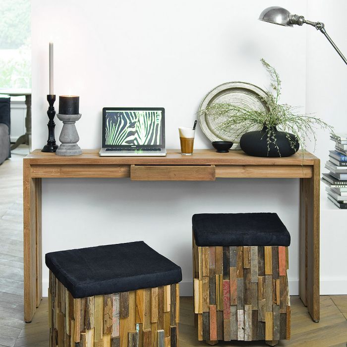 Stůl konzoly je skvělým řešením pro malé obývací pokoje.