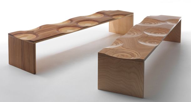 Zvlnená drevená lavica