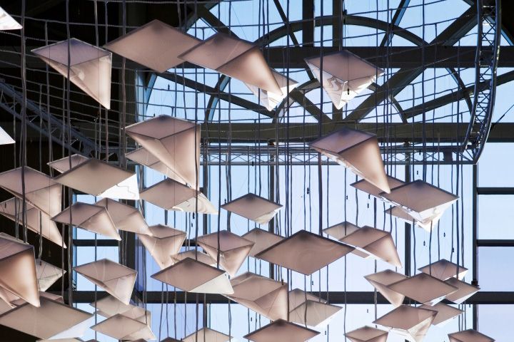 Яркая система освещения Flock of Birds в интерьере торгового центра