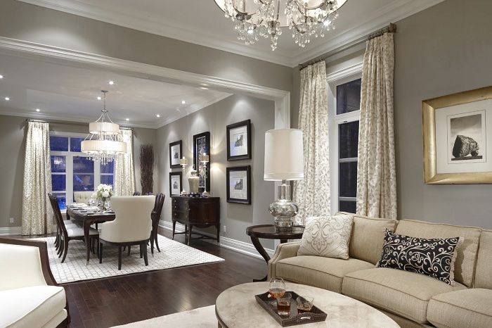Un eccellente esempio di decorazione d'interni di un soggiorno in morbidi colori crema.