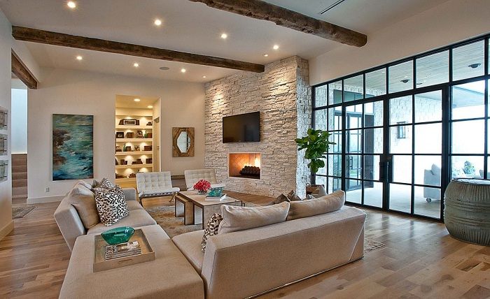 Krásný interiér obývacího pokoje je zařízen v jemných krémových barvách.