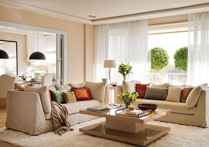 Zajímavý příklad výzdoby obývacího pokoje s rohovou pohovkou, která vytvoří optimální design místnosti.
