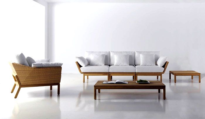Градинска мебел на открито: бял тапициран диван и фотьойли