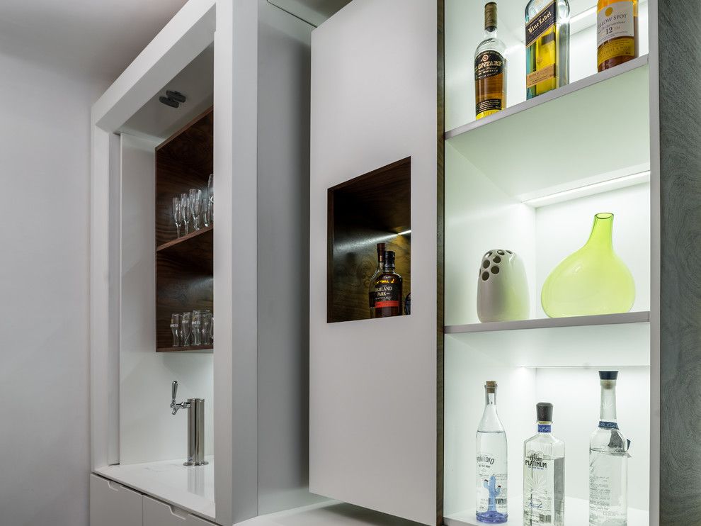 Шкаф за съхранение на алкохол в зоната на коридора