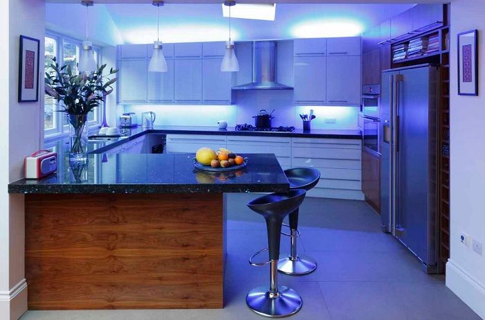 حل ممتاز لتحويل الجزء الداخلي من المطبخ بسرعة وكفاءة مع إضاءة زرقاء.