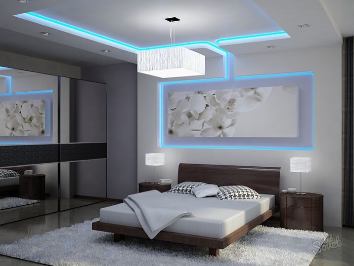 Симпатичный интерьер спальной облагорожен с помощью нежной светло-голубой светодиодной подсветки.