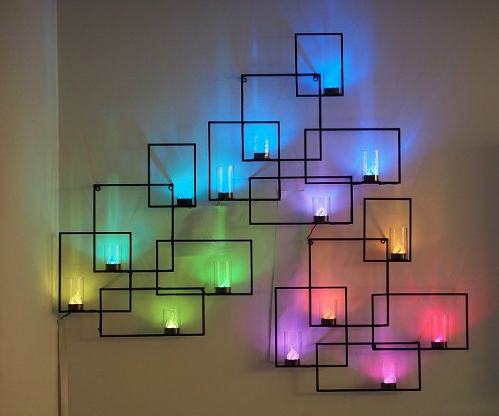 Skvelý príklad zdobenia steny vlastnými LED svetlami.