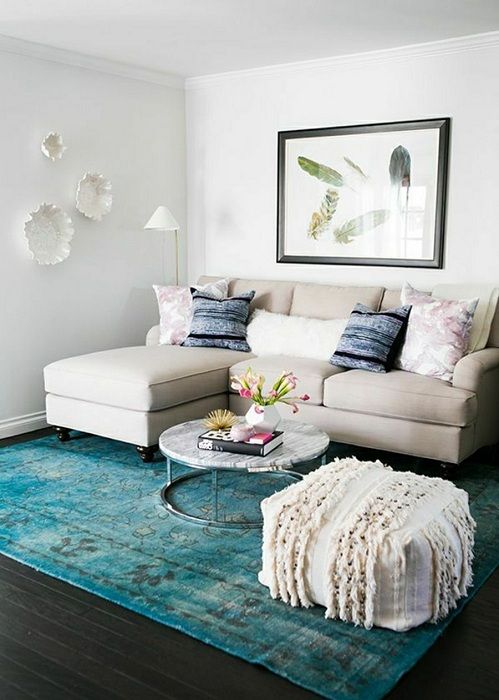 Příjemná možnost vybavení obývacího pokoje pomocí zručného výběru barevné palety.