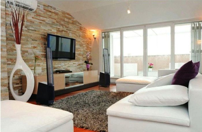 Je možné vyzdobit obývací pokoj správným výběrem barev, například v bílé barvě, která vizuálně rozšíří prostor.