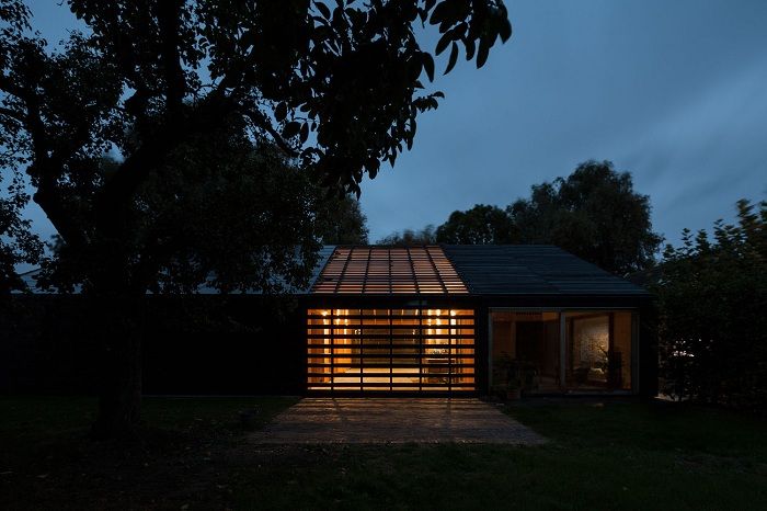 Barn Rijswijk é uma casa de celeiro convertida a partir de um edifício antigo.