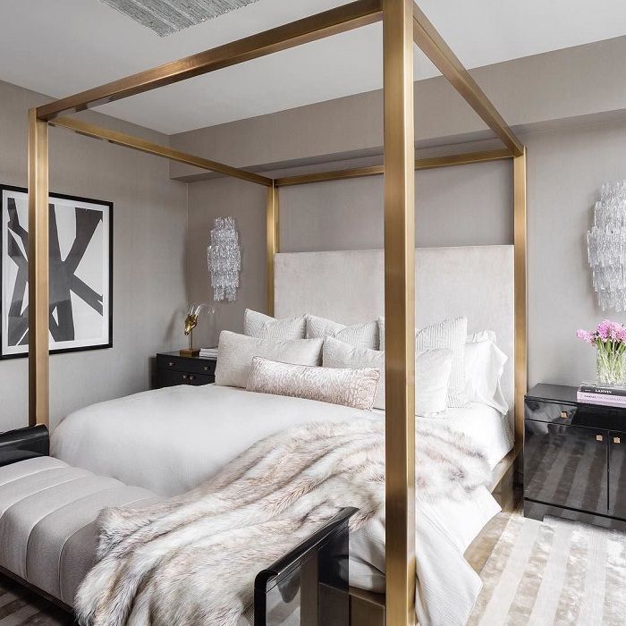 Makuuhuone on sisustettu vaaleilla, erittäin lempeillä väreillä ja epätavallisella tunnelmallisella metallikehyksellä.