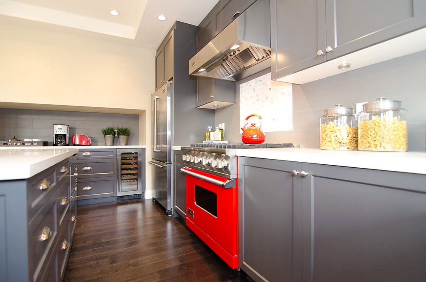 Ярки домакински уреди в сива кухня