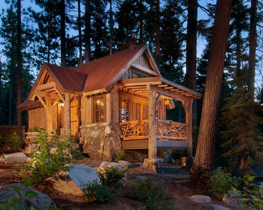 Малка дървена къща, разположена в гората