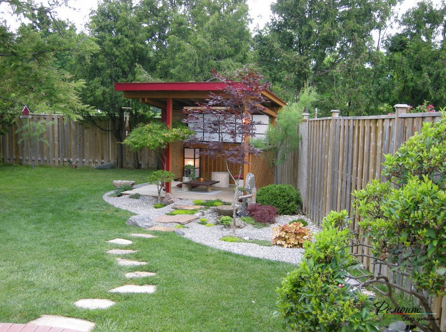 Gazebo dans le jardin