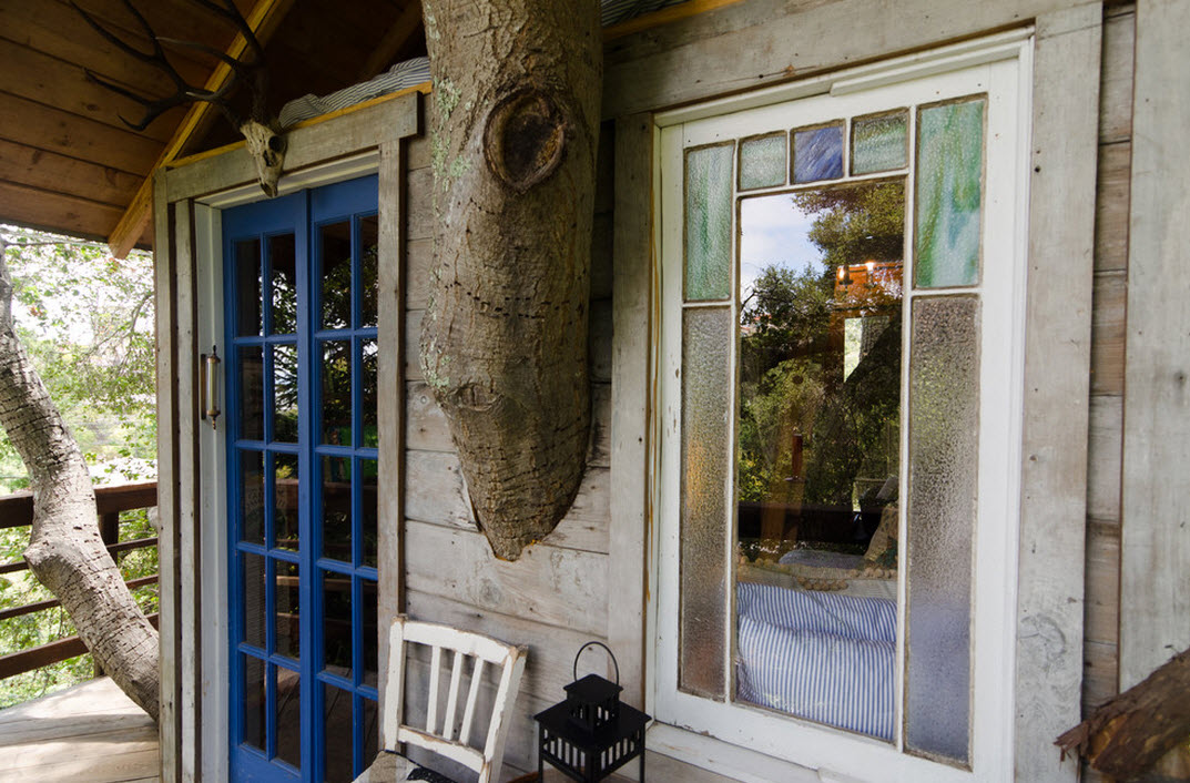 Porte bleue avec verre