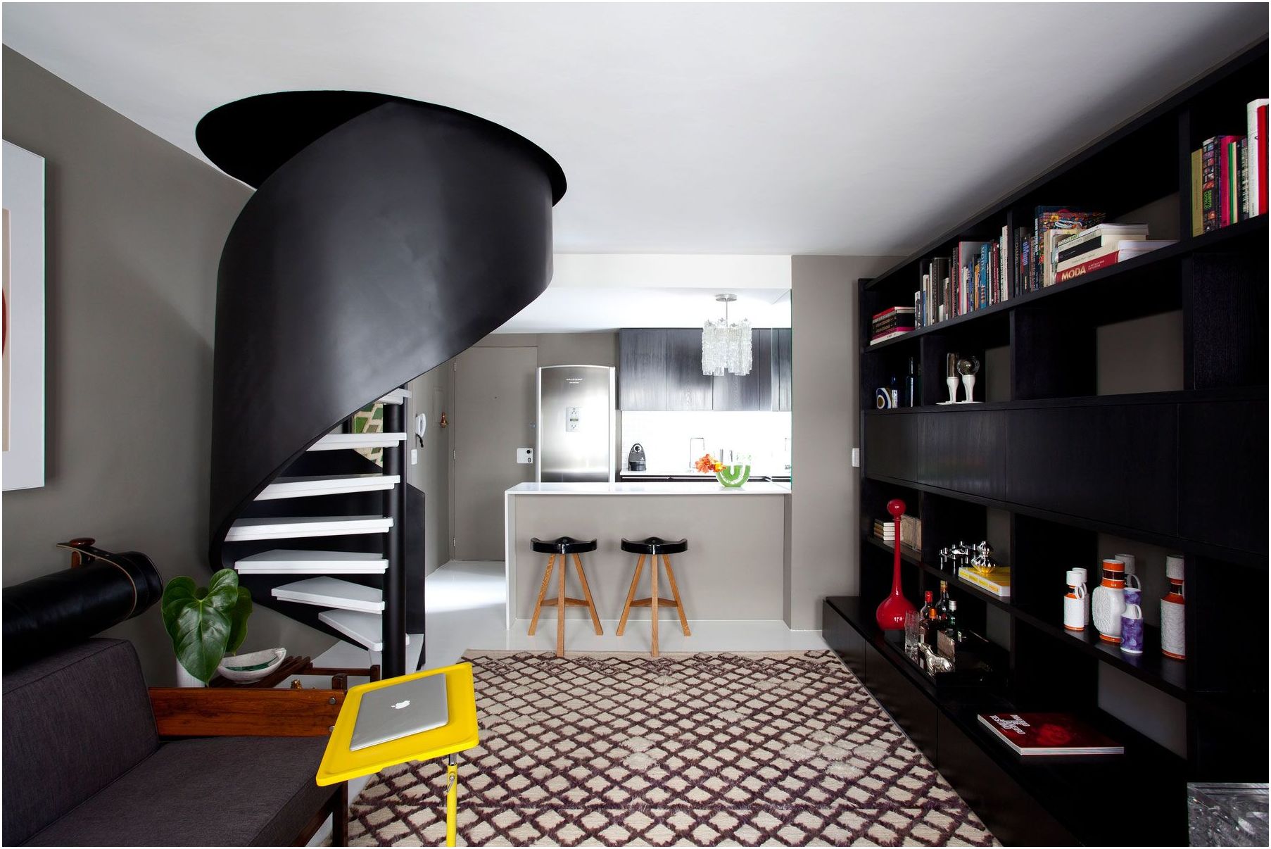 Спирално стълбище: елегантен дизайн елемент във вашия дом