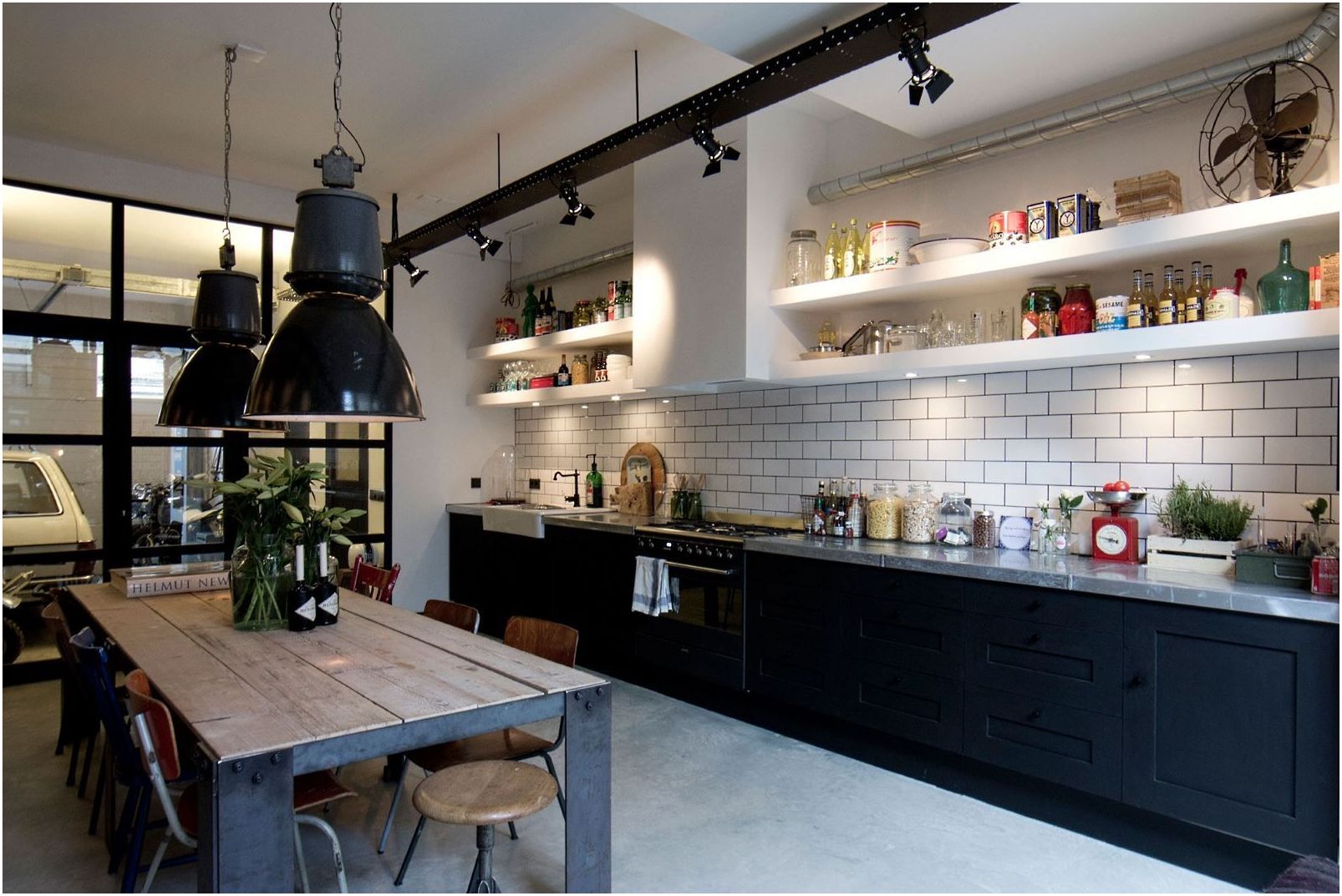 Кухня-гостиная с барной стойкой: фото интерьеров в разном тематическом оформлении