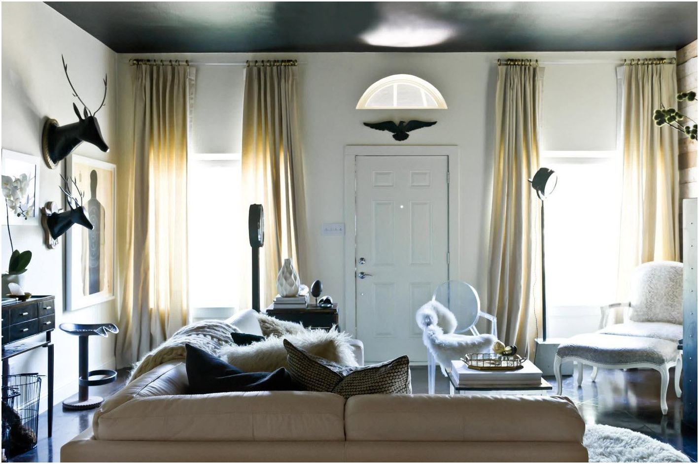 Sträcktak: foto för hallen - eleganta möjligheter att dekorera ett modernt vardagsrum