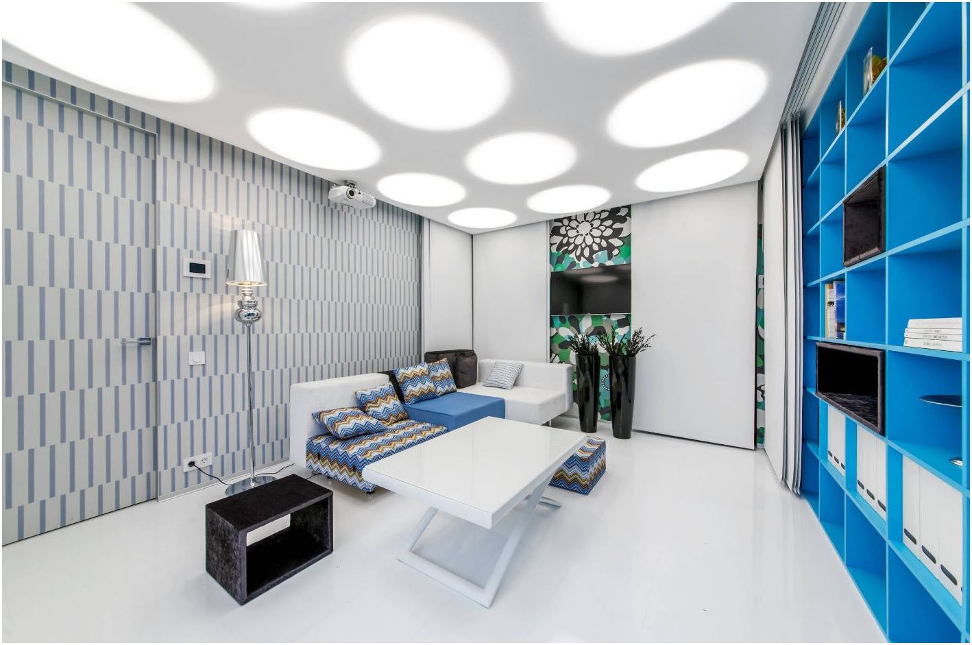 Sträcktak: foto för hallen - eleganta möjligheter att dekorera ett modernt vardagsrum