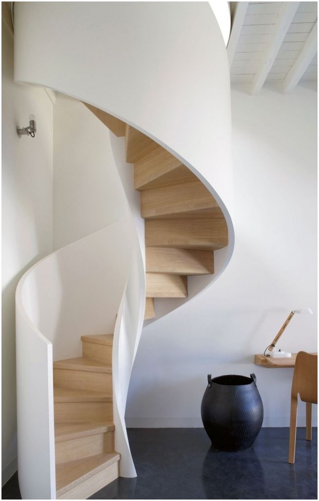 Escalera de caracol: un elemento de diseño elegante en tu hogar