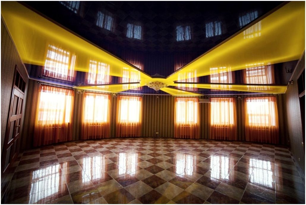 Nategnuti stropovi: fotografija za dvoranu - šik mogućnosti ukrašavanja modernog dnevnog boravka