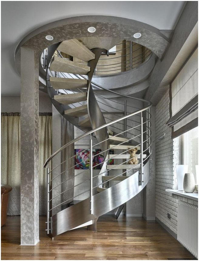 Trappuppgång på en metallram i ett privat hus