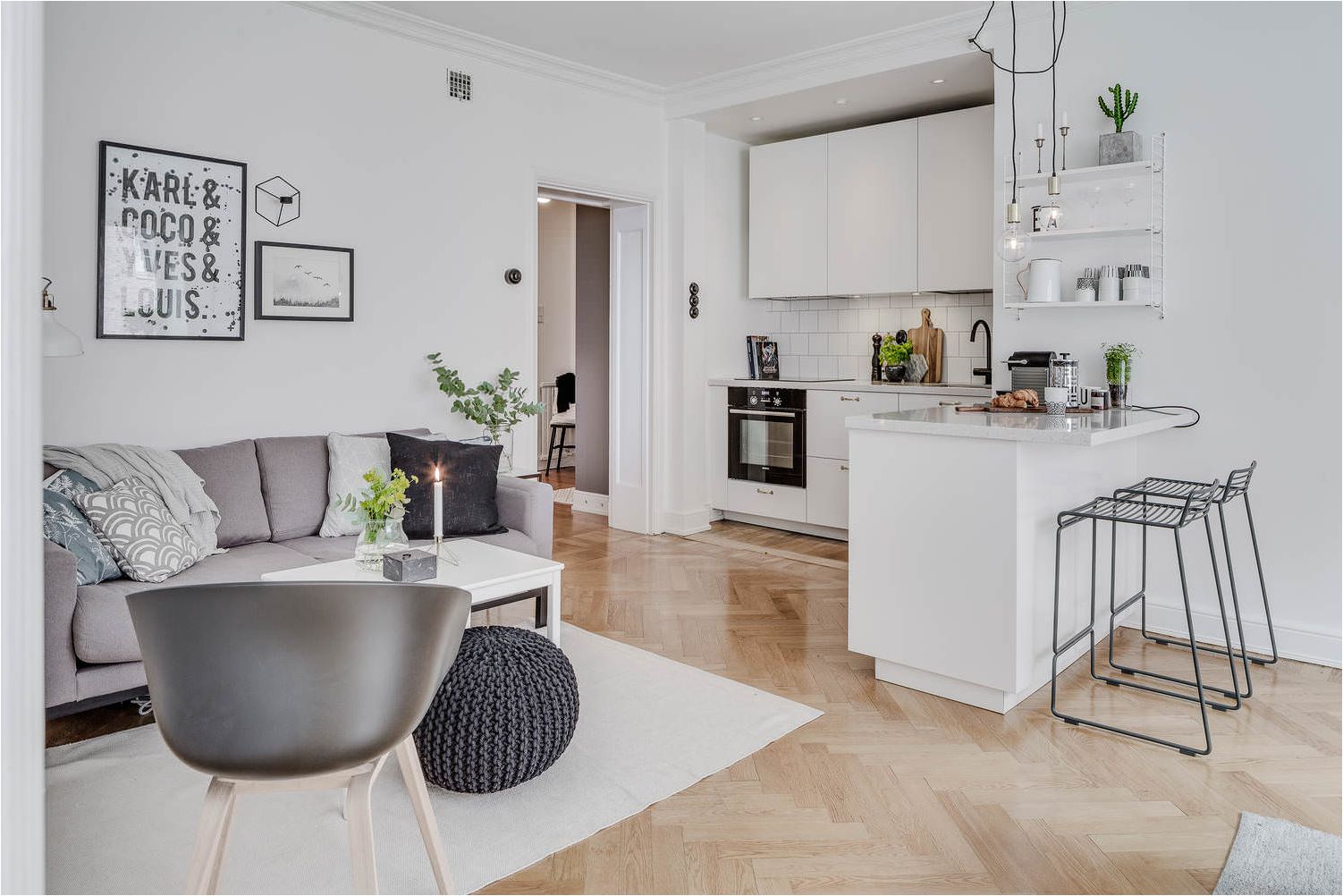 progettazione di una cucina-soggiorno combinata con un bancone bar bianco