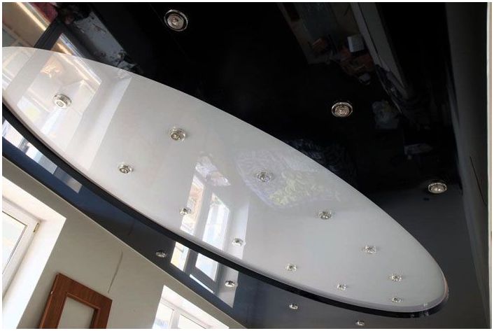 Nategnuti stropovi: fotografija za dvoranu - šik mogućnosti ukrašavanja modernog dnevnog boravka