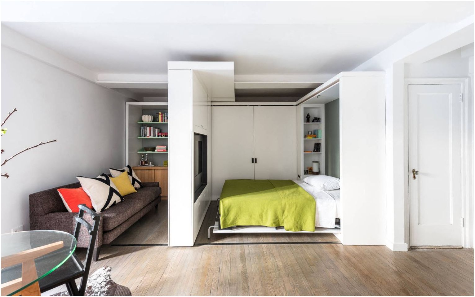 Framgångsrika exempel på att kombinera ett sovrum och ett vardagsrum i ett rum