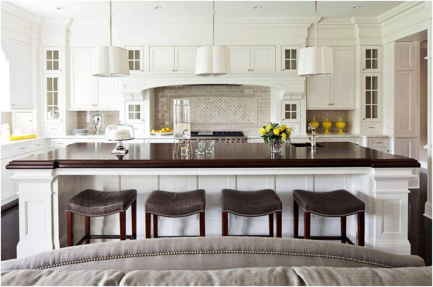 Kitchen-living room 30 sq. m: subtleties of the design of a large room